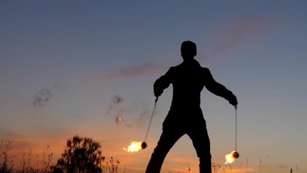 Geweldige Brand Show bij zonsondergang. Circus Man aan het werk met vuur Poi. Slow Motion. - Video