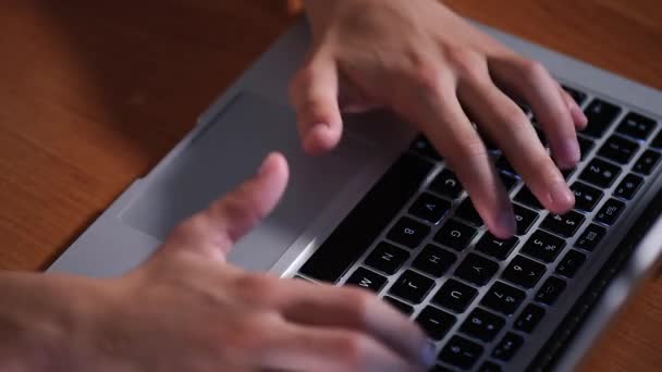 Teen boy working on laptop - Metraje, vídeo