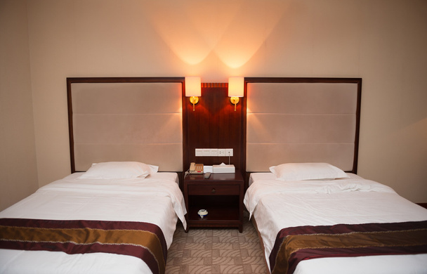 zwei Betten im Hotelzimmer - Foto, Bild