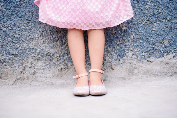 Μικρό κορίτσι πόδια στην υπέροχη παπούτσια - Φωτογραφία, εικόνα