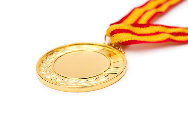 Zlatá medaile na bílém pozadí zblízka - Fotografie, Obrázek