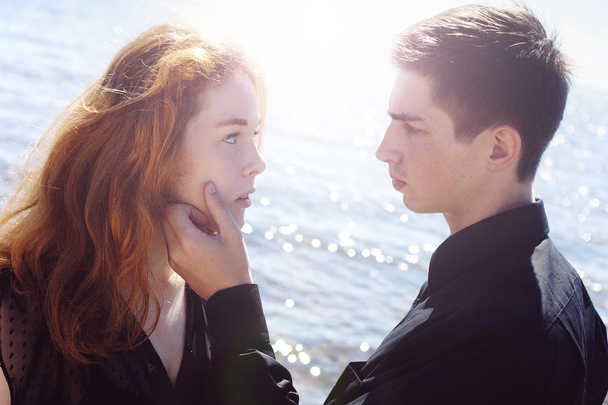 beau jeune couple étreignant debout dans la mer, effet lumière
 - Photo, image