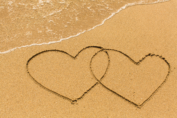 Dwa z serc narysowanych na plaży  - Zdjęcie, obraz