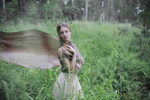 Portrait of beautiful girl on nature - Foto, Bild