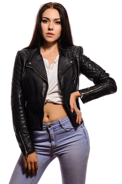 ジャケットは、白で隔離ポーズに若者のファッション ブルネットの女性 - 写真・画像