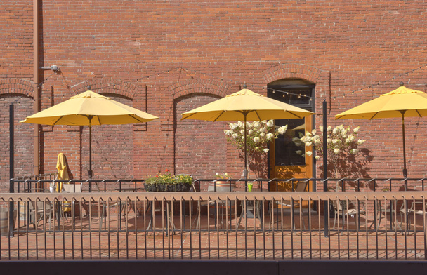 Yellow umbrellas in an outdoor caffe Wala Wala WA. - Foto, Imagen