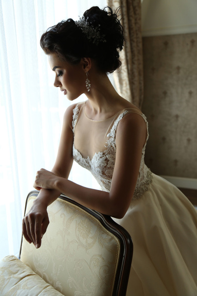 prachtige bruid in luxe trouwjurk  - Foto, afbeelding