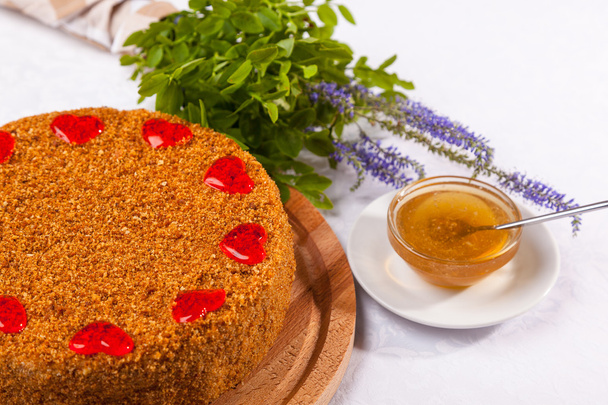 Medový dort se zelenou trávou na bílém stole - Fotografie, Obrázek