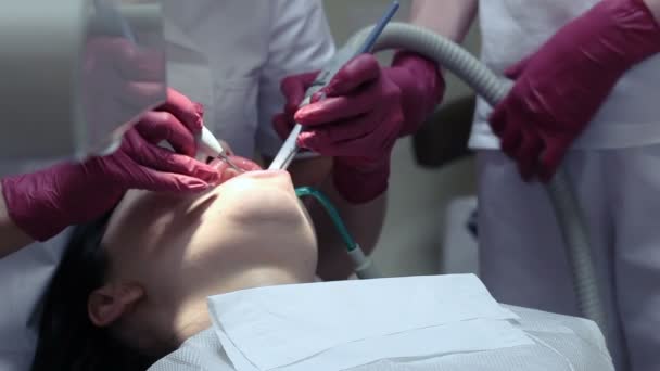 Blanchiment des dents par ultrasons
 - Séquence, vidéo