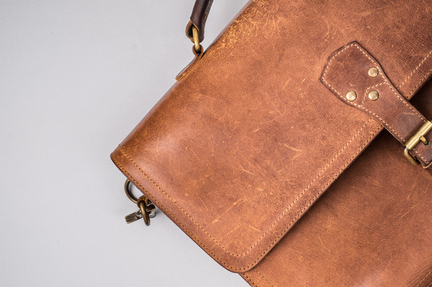 Aktentasche aus braunem Vintage-Leder mit Riemen und Messingschnalle, - Foto, Bild