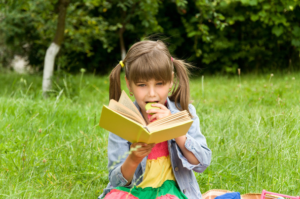 pequeño alumno leyendo libros
 - Foto, Imagen