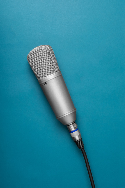 Micrófono de estudio aislado sobre fondo azul
 - Foto, Imagen