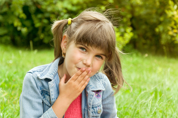 Nuori tyttö sulki suunsa käsillään
 - Valokuva, kuva