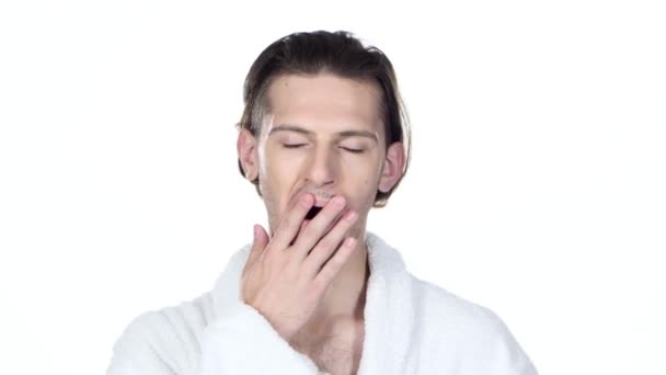 Muž zející ústa, pokrývající jeho ruku, pití kávy. Bílé pozadí - Záběry, video