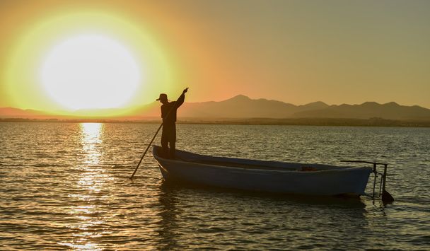 Bateau de pêche et lever du soleil
 - Photo, image