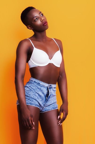 Piękna dziewczyna Afryki portret na sobie dżinsy szorty i biustonosz - Zdjęcie, obraz