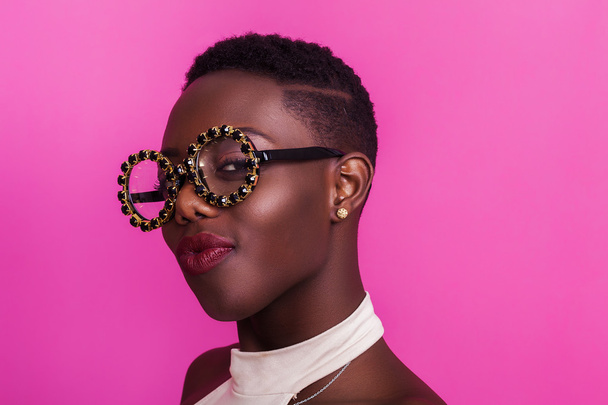 Beautiful african girl portrait wearing odd glasses and smiling - Foto, Imagen