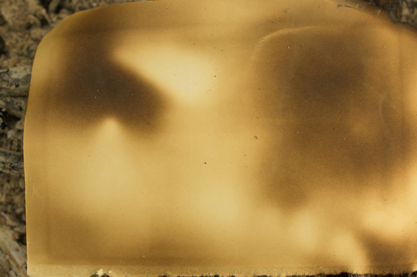 O papel chamuscou fumaça
 - Foto, Imagem