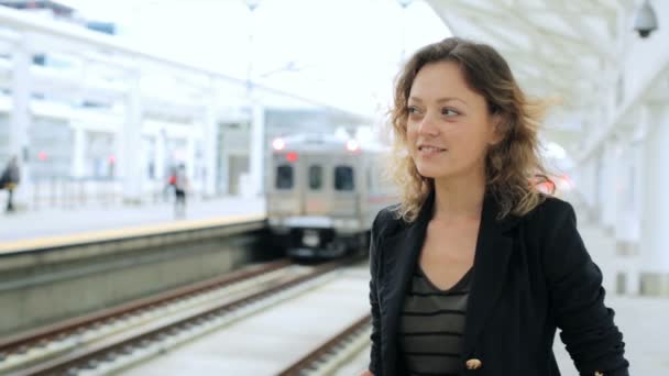 Frau mit Koffer auf Bahnsteig am Bahnhof. - Filmmaterial, Video