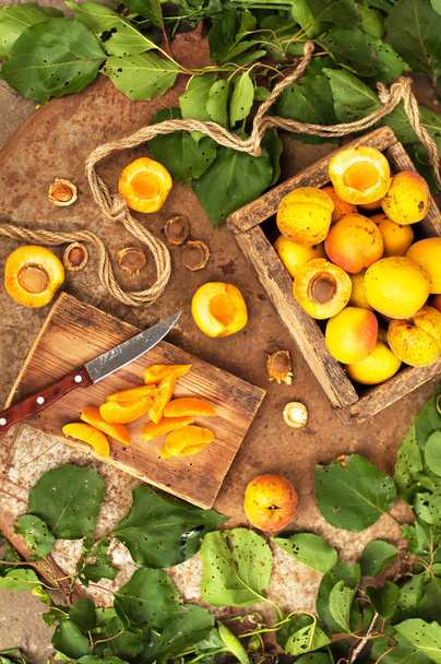 Vastapoimittuja aprikooseja. Orgaaniset aprikoosit metallipöydässä. aprikoosit laatikossa
 - Valokuva, kuva