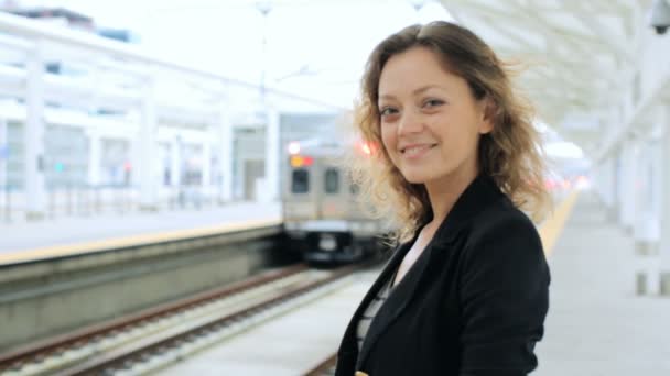Frau mit Koffer auf Bahnsteig am Bahnhof. - Filmmaterial, Video