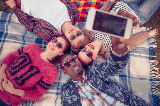Parhaat ystävät tekevät selfietä piknikillä
 - Valokuva, kuva