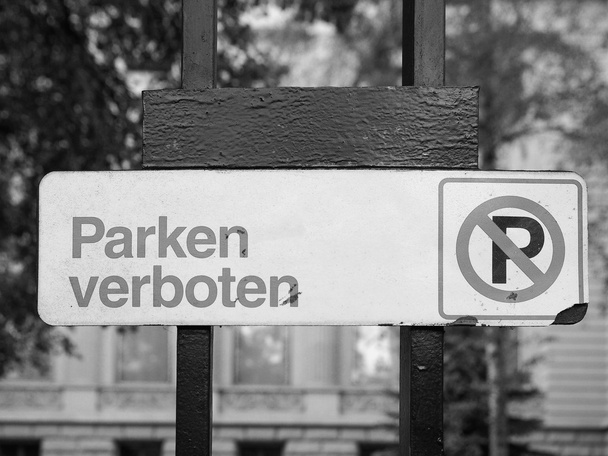 Výstraha-zákaz parkování v černé a bílé - Fotografie, Obrázek