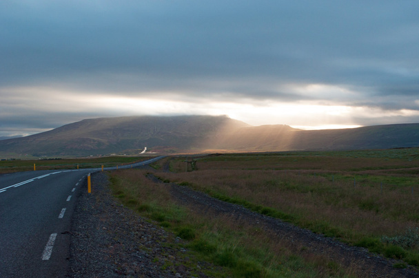 アイスランド: アイスランド山と環状道路から見た雲の風景のパノラマ ビュー - 写真・画像