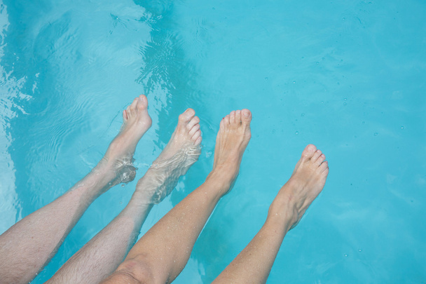 水の中、女性と男性の足のクローズ アップ - 写真・画像