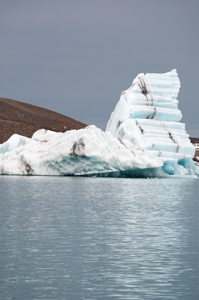 Izland, Európa: úszó jéghegyek a Jokulsarlon gleccser lagúna, egy nagy jeges tó Délkelet-Izland, szélén a Vatnajokull Nemzeti Park alakult, miután a gleccser visszahúzódott az Atlanti-óceán szélén - Fotó, kép