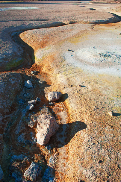 IJsland: scheuren in de grond met minerale sedimenten in de Hverir  - Foto, afbeelding