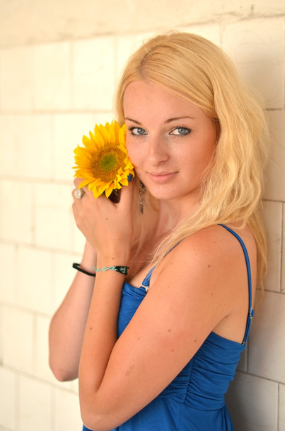 Blonde with sunflower - Zdjęcie, obraz