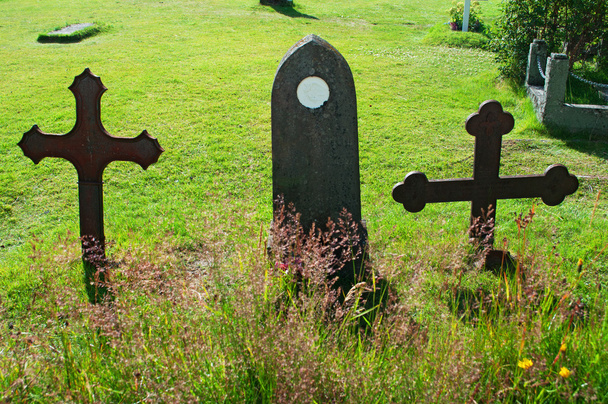 Thingvellir parque nacional, Islandia: tumbas y lápidas en el cementerio detrás de Thingvallakirkja, la Iglesia Thingvellir, hogar del Althing (el Parlamento nacional desde 930 dC hasta 1798
) - Foto, Imagen