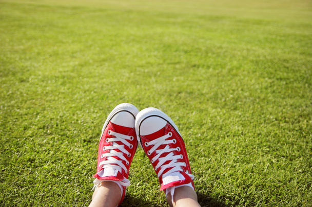 Yeşil çimenlikteki ayakkabılar - Fotoğraf, Görsel