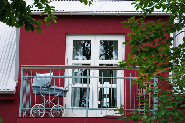 Рейк'явік, Ісландія, Європа: Урожай дитячої коляски на балконі видно на вулицях столиці, найбільшому місті острова, Північній світовій столиці суверенної держави  - Фото, зображення
