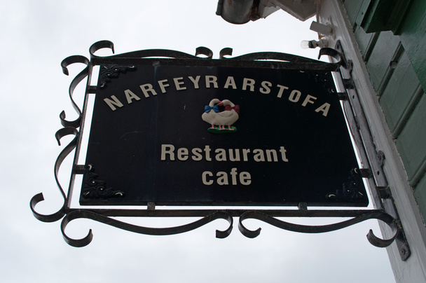 Island, Europa: das schmiedeeiserne Zeichen von narfeyrarstofa, einem berühmten Restaurant und Café in der Nähe des Hafens im ältesten Teil der Fischerstadt stykkisholmur  - Foto, Bild