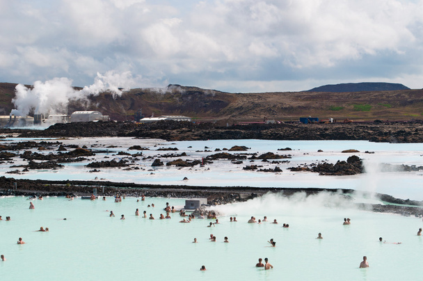 Islandia, Europa: widok z lotu ptaka na zapierającą dech w piersiach Błękitną Lagunę, słynne geotermalne Spa na terenie lawy w Grindavik, na półwyspie Reykjanes, jeden z najczęściej odwiedzanych atrakcji Islandii - Zdjęcie, obraz