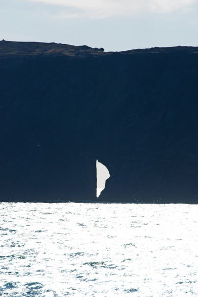 Islanti, Eurooppa: antenni näkymä jättimäinen musta kaari laava seisoo meressä niemimaalla Dyrholaey ja näkymät lahden Vik i Myrdal, eteläisin kylä saaren, yksi tärkeimmistä nähtävyyksistä etelään
 - Valokuva, kuva