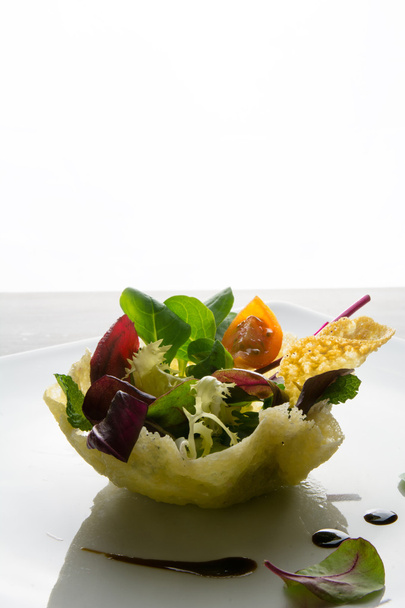 Salaatti kulhoon brie juusto
, - Valokuva, kuva