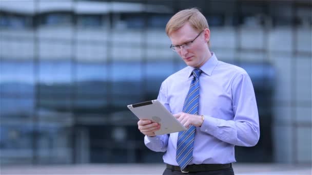 Young businessmen using digital tablet computer touchscreen - Metraje, vídeo