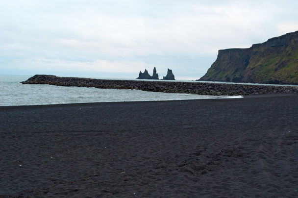 Вік і Мирдаль, Ісландія, Європа: вид на Рейддрангар, базальтовий море стеки під гору Reynisfjall на Reynisfjara Black Beach, займає в 1991 як один з десяти найкрасивіших нетропічних пляжів у світі - Фото, зображення