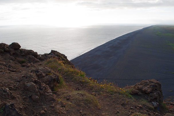 Island, Europa: Luftaufnahme des schwarzen Strandes von Reynisfjara, der 1991 zu den zehn schönsten nicht-tropischen Stränden der Welt zählte, in der Nähe von vik i myrdal, dem südlichsten Dorf Islands - Foto, Bild