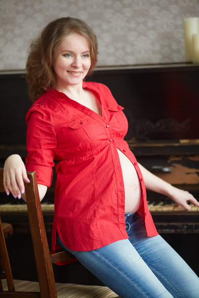 Pregnant woman at piano - Foto, immagini