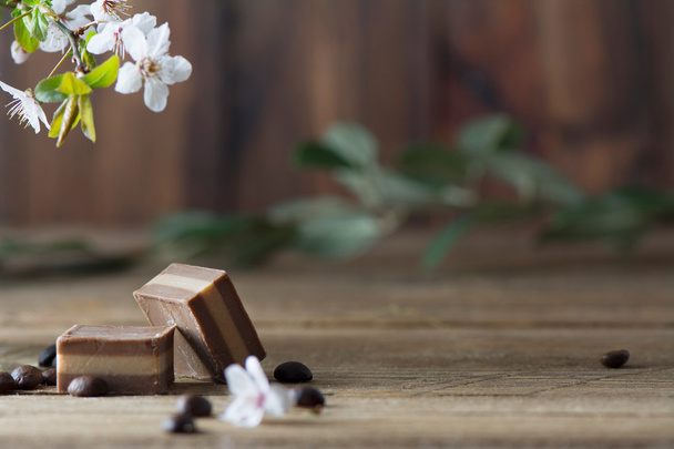 chocolade bonbon, op rustieke houten - Foto, afbeelding