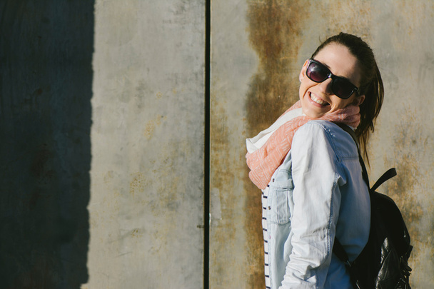 Kentsel camer gülümseyen güneş gözlüğü, giyen kadın portresi - Fotoğraf, Görsel