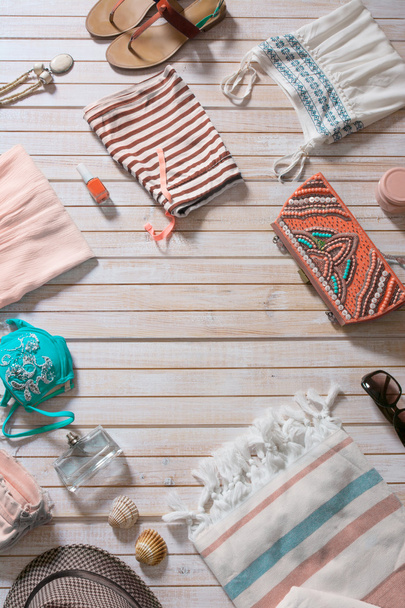 Moda verão conjunto de roupas de menina. coleção para a praia em woo
 - Foto, Imagem
