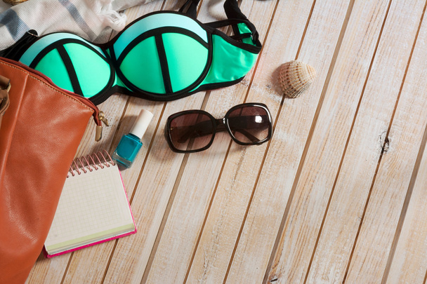 Bolso con playa de las mujeres o traje de verano en el interior
 - Foto, imagen