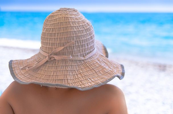 Nő a tengerparton széles karimájú kalap - Fotó, kép