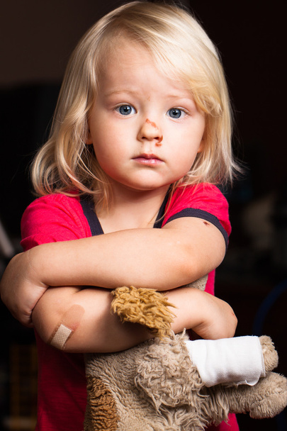 Niño herido con tirita
 - Foto, imagen