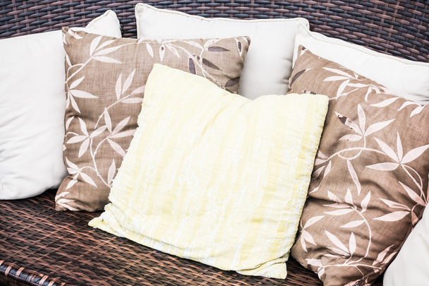 Подушка на украшении дивана
  - Фото, изображение